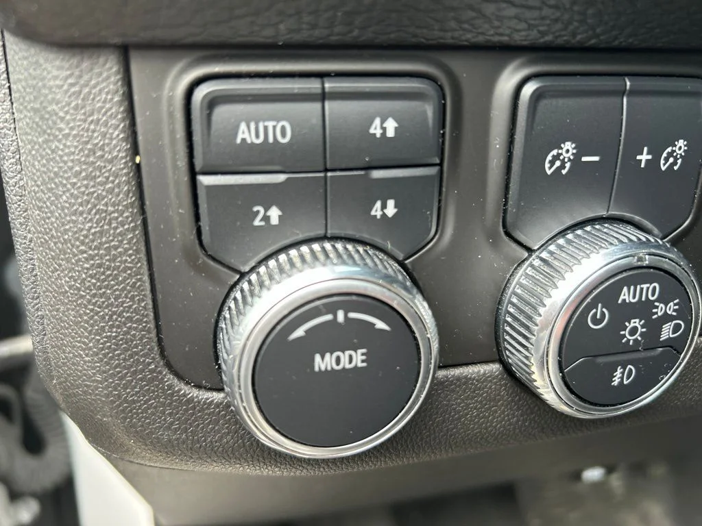 Used 2023 White GMC Denali image 17