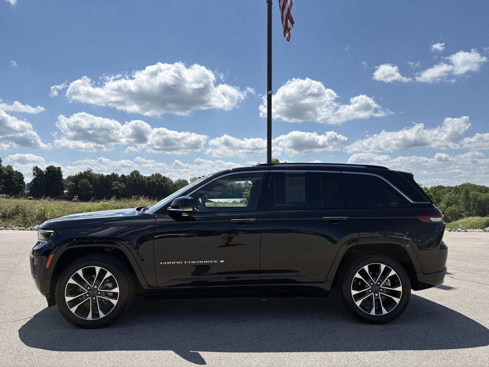 Used 2022 Diamond Black Crystal Pearlcoat Jeep Overland image 19