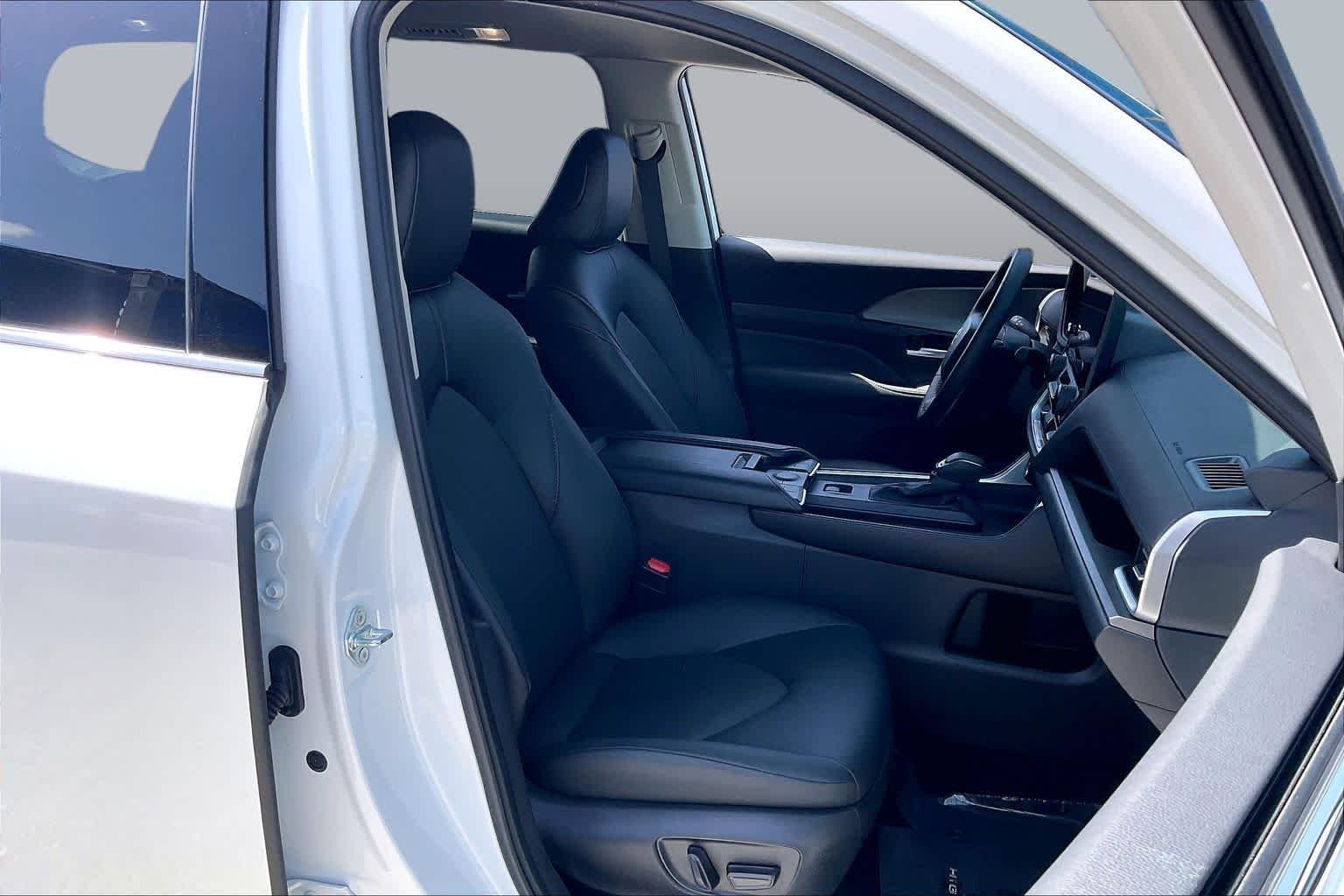 Used 2026 Wind Chill Pearl Toyota XLE image 9