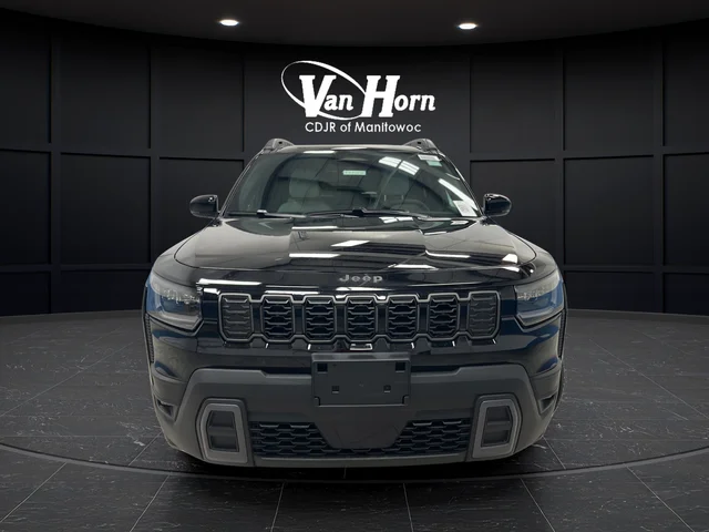 New 2026 Diamond Black Crystal Pearl-Coat Exterior Paint Jeep Limited image 2