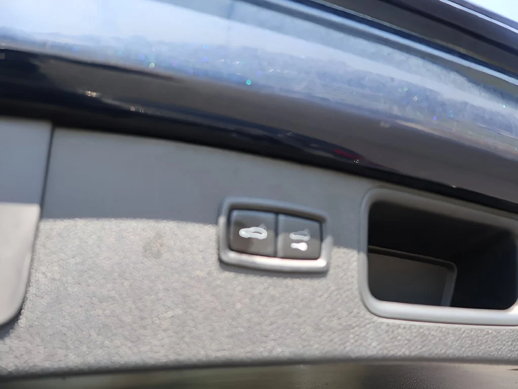 Used 2018  Porsche Base image 17