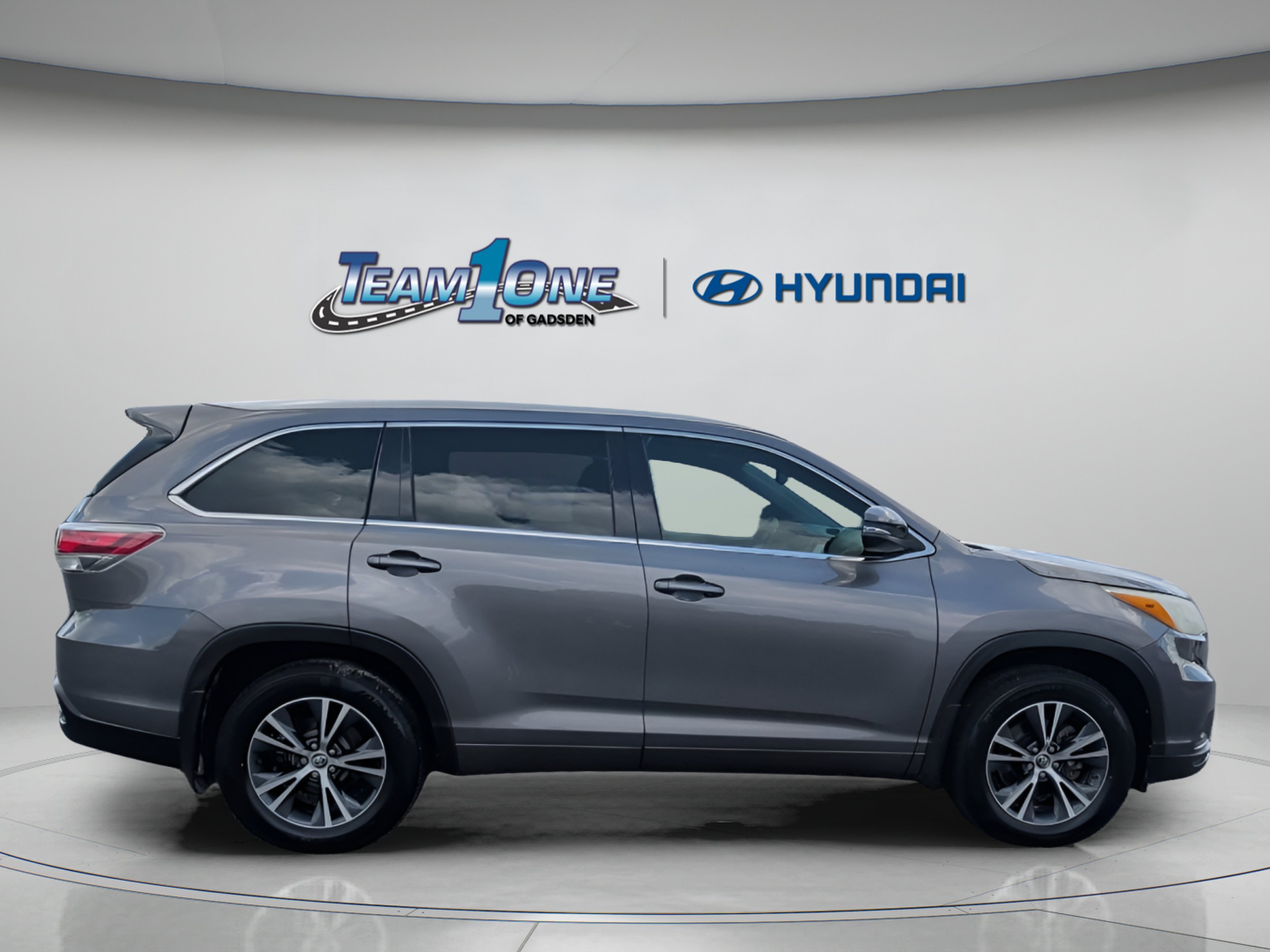 Used 2016 Predawn Gray Mica Toyota XLE image 9
