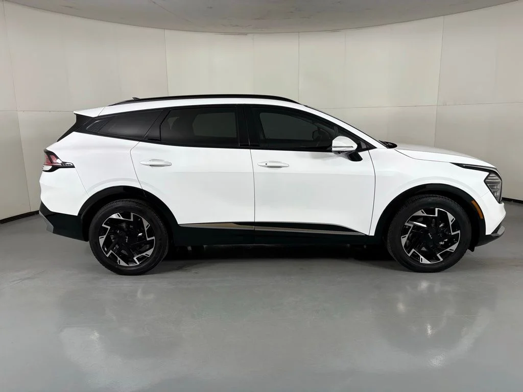 Used 2023 White Kia SX-Prestige image 9