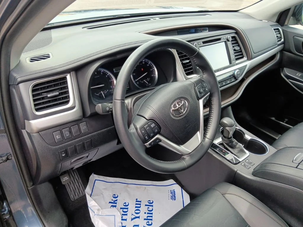 Used 2019 Shoreline Blue Pearl Toyota XLE image 29