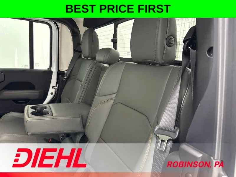New 2026 Bright White Clear-Coat Exterior Paint Jeep Mojave image 18