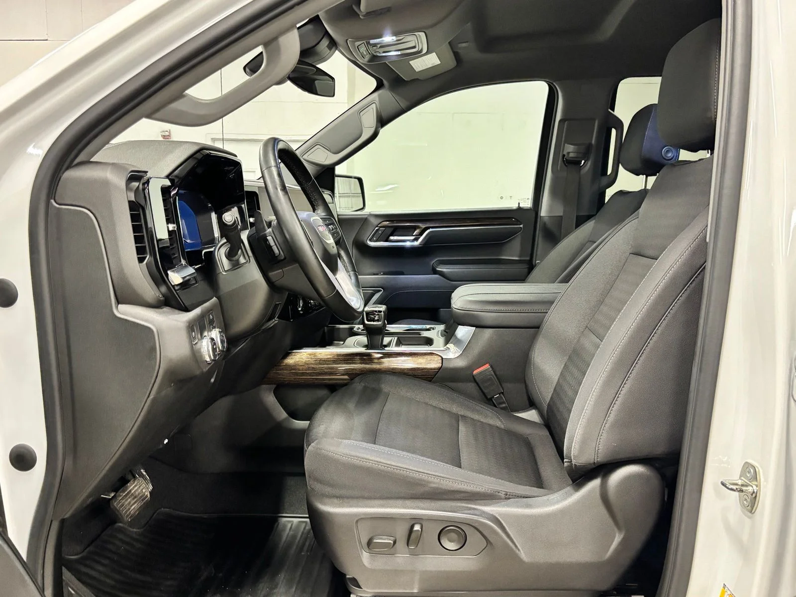 Used 2023 White GMC Elevation image 16