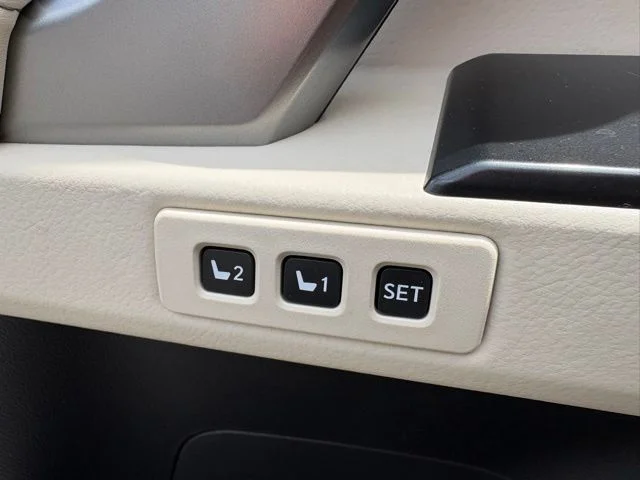 Used 2023 White Lexus 460 image 27