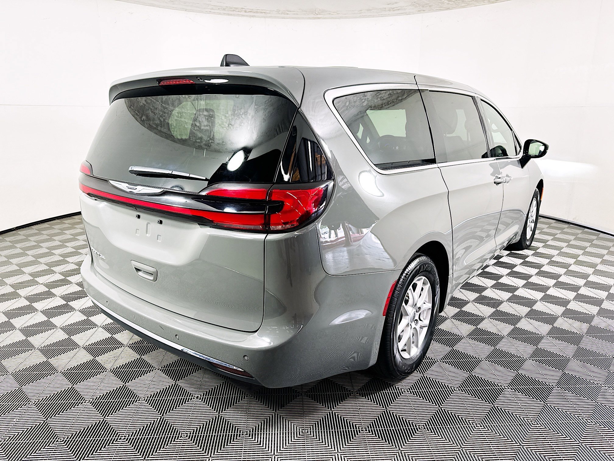 2025 Chrysler Pacifica thumbnail 5