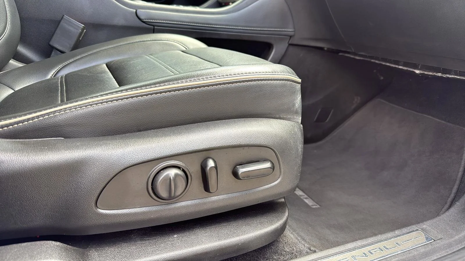 Used 2023 White GMC Denali image 25
