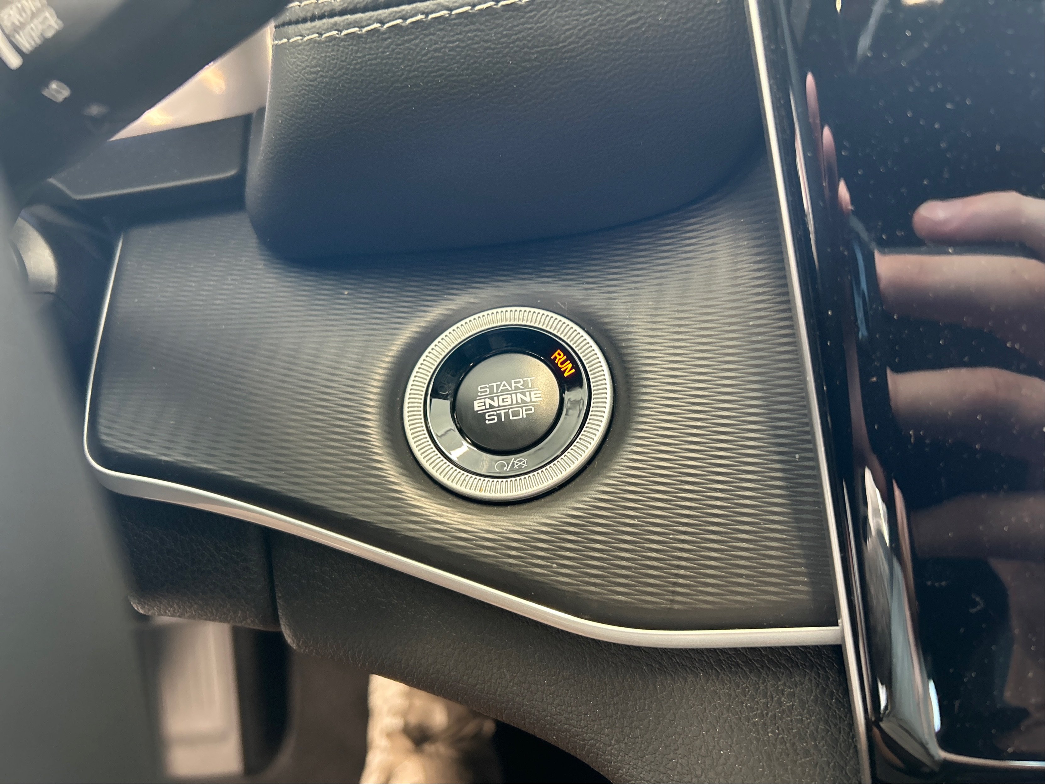 New 2026 Diamond Black Crystal Pearlcoat Jeep Laredo image 27
