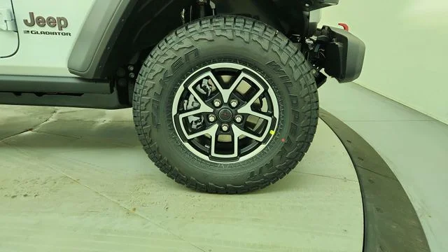 New 2026 Bright White Clear-Coat Exterior Paint Jeep Rubicon image 13