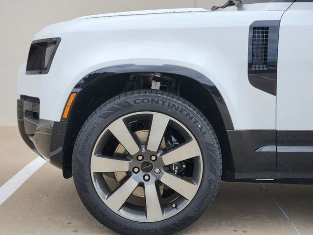 New 2026 Fuji White Land Rover V8 image 9