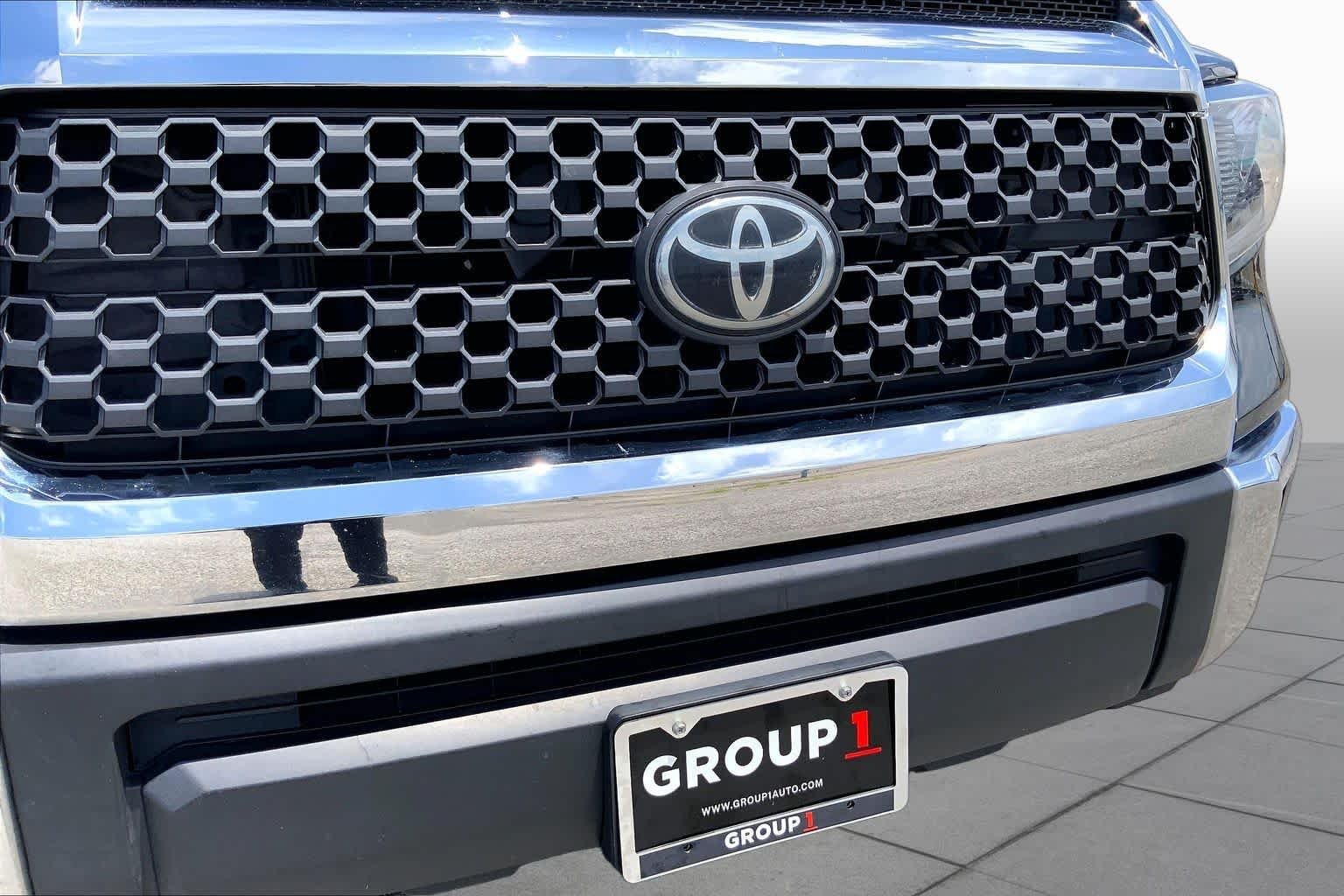 Used 2019 Midnight Black Metallic Toyota SR5 image 29