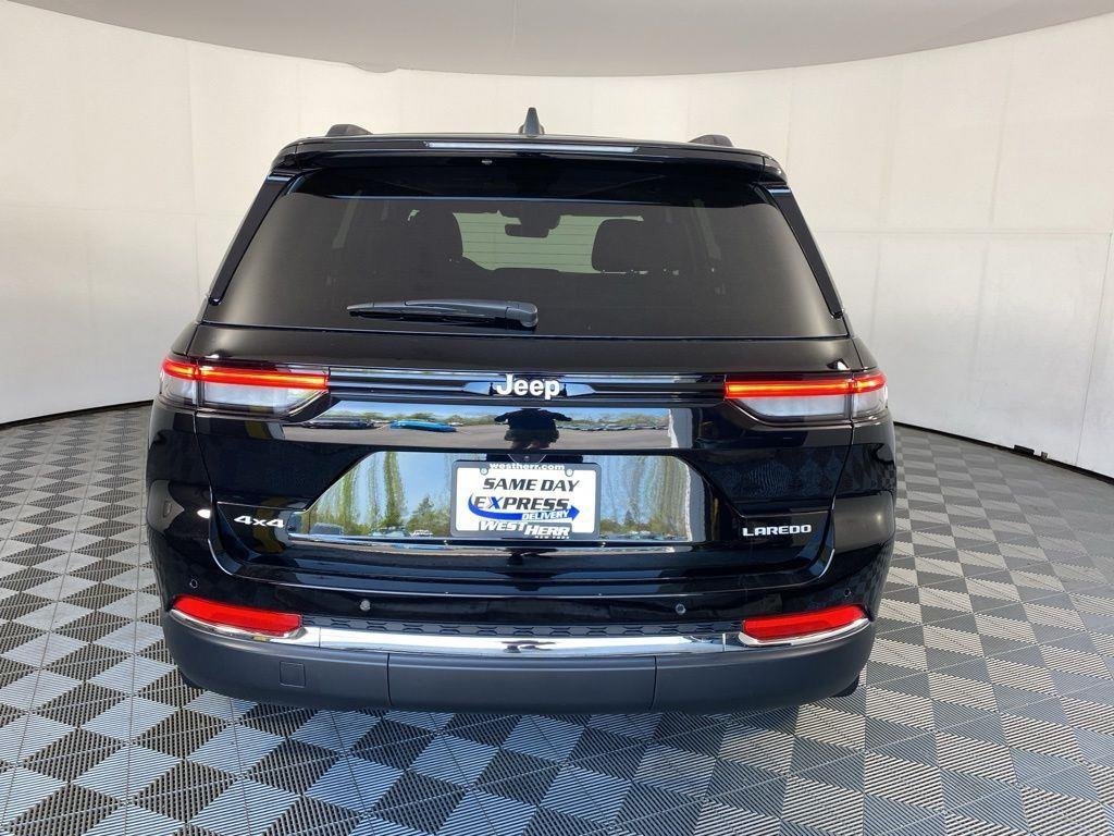 Used 2025 Diamond Black Crystal Pearlcoa Jeep Laredo X image 7