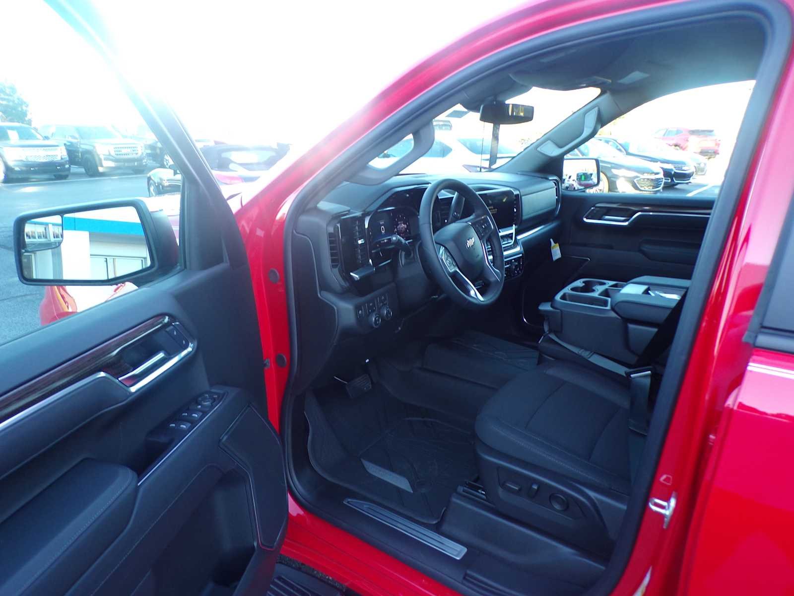 2025 Chevrolet Silverado 1500 LT - Photo 6