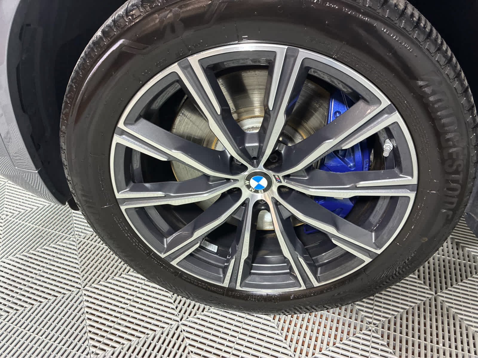 Used 2024 Skyscraper Grey Metallic BMW M60i image 10