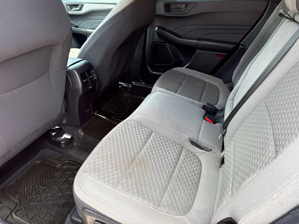 Used 2022 Red Ford SE image 16