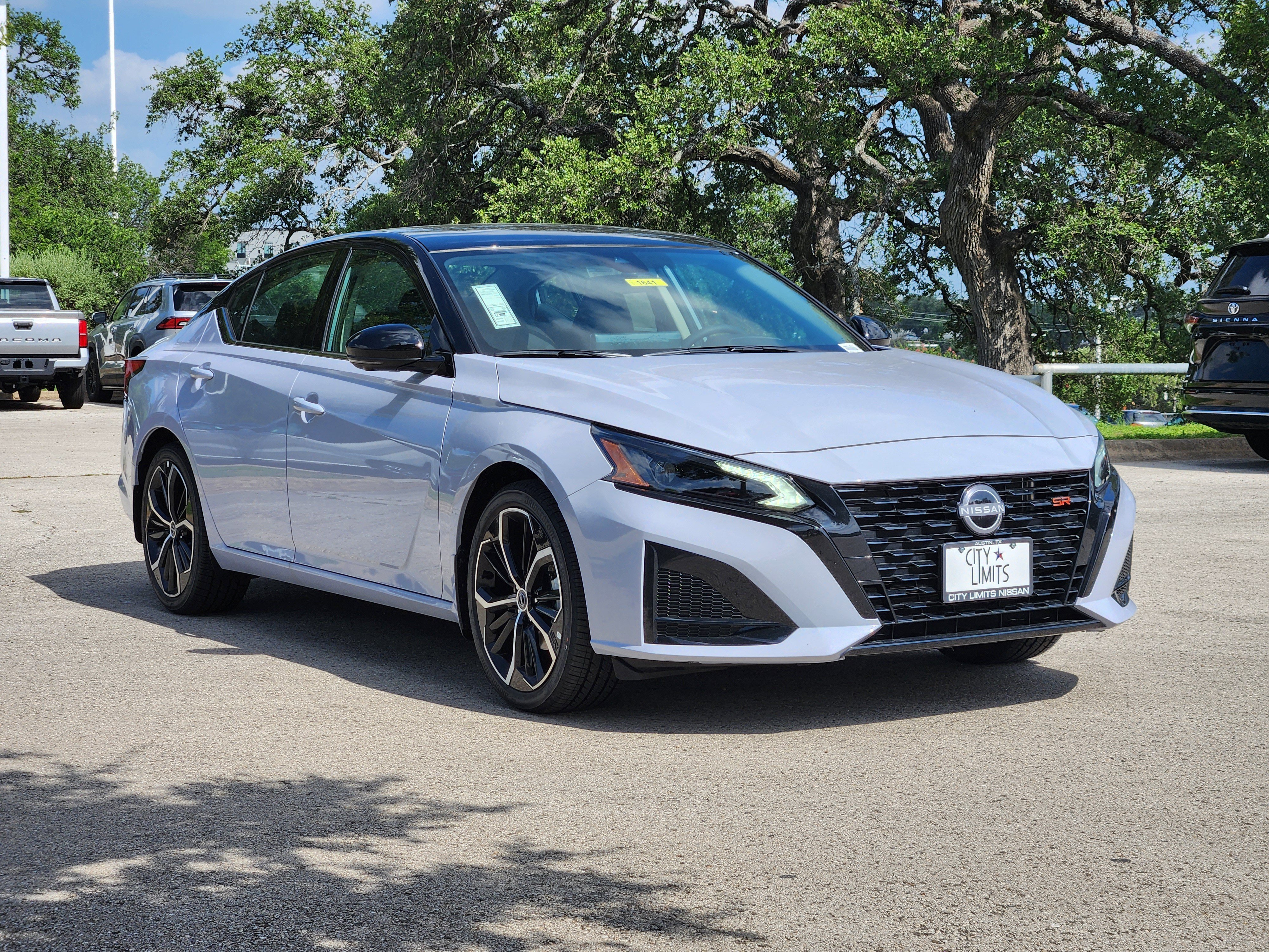 New 2026 Gray Sky Pearl / Super Black Two-tone Nissan SR image 3