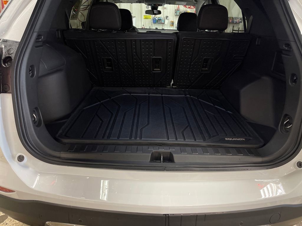 Used 2024 Summit White Chevrolet LT image 27