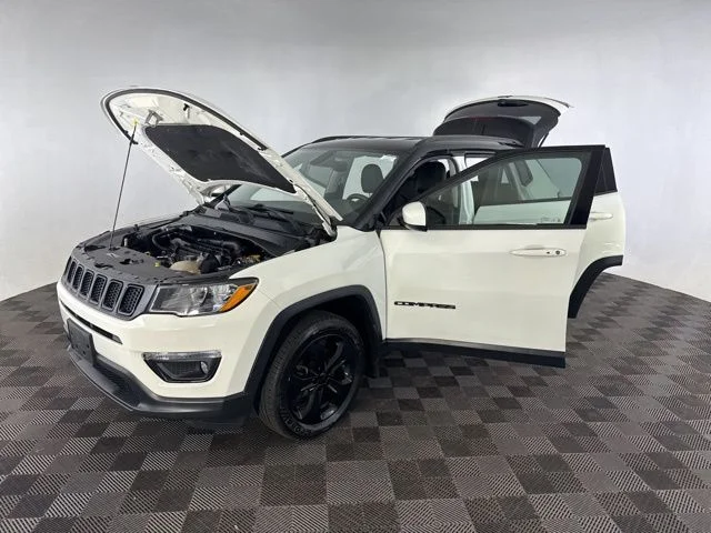 Used 2018 White Jeep Latitude image 10