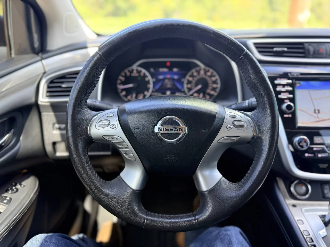 Used 2016 Black Nissan SL 4dr SUV image 12