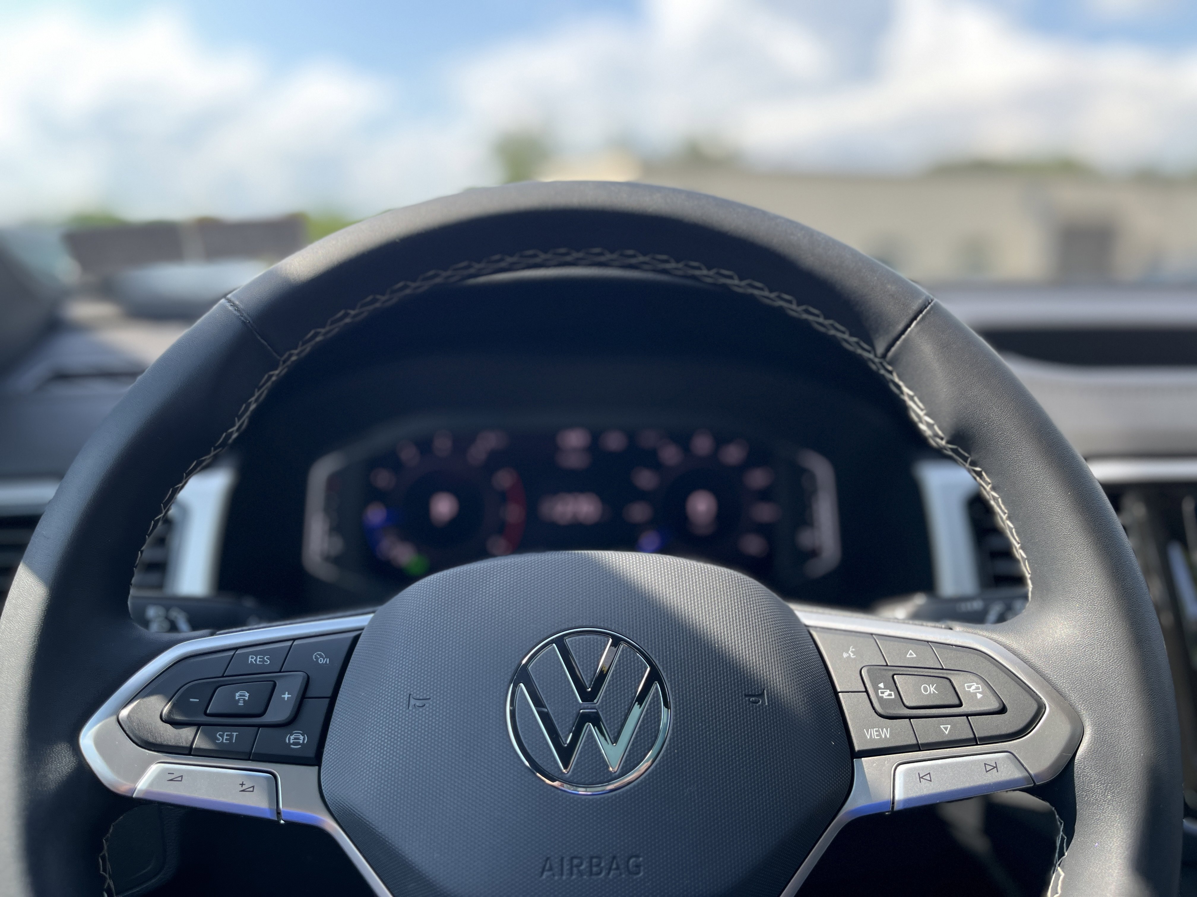 Used 2022  Volkswagen 3.6L V6 SE w/Technology image 18
