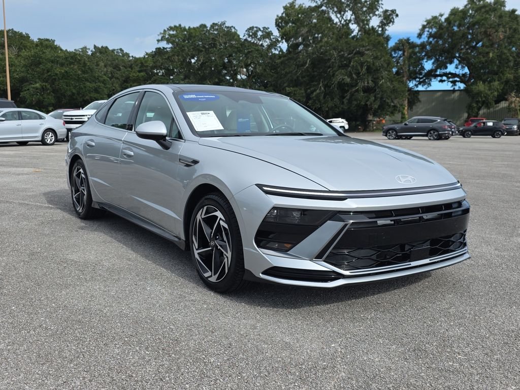 Used 2025 Aero Silver Hyundai SEL Convenience image 2