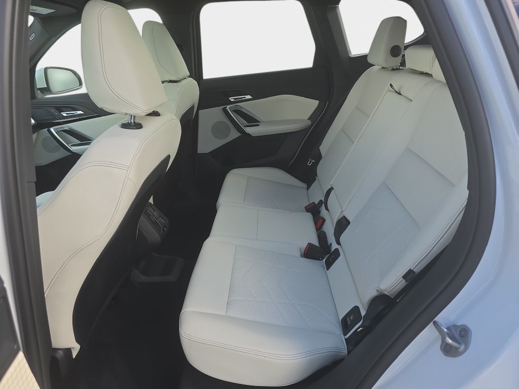 Used 2026 Mineral White Metallic BMW xDrive28i image 24