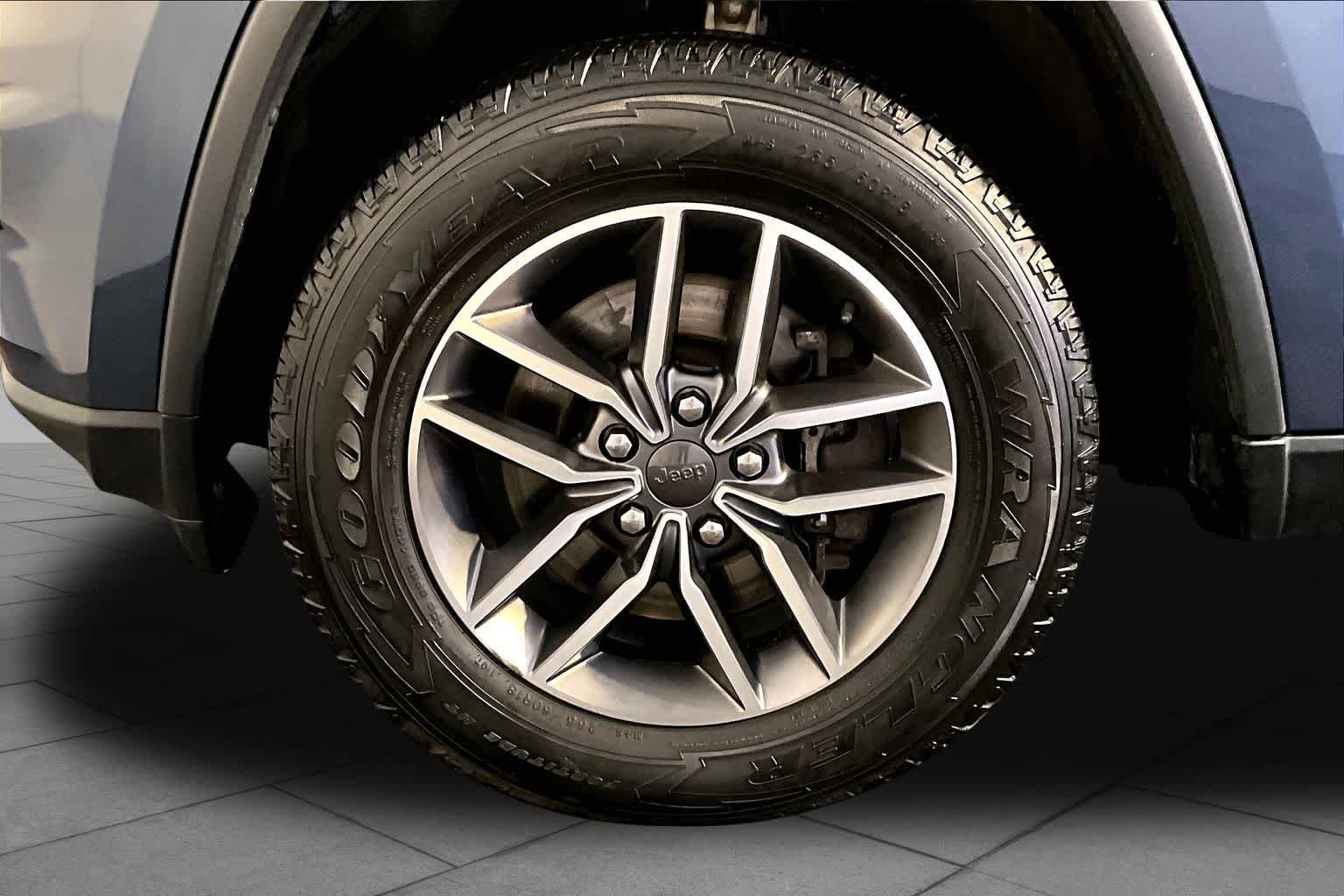 Used 2021 Slate Blue Pearlcoat Jeep Limited image 11