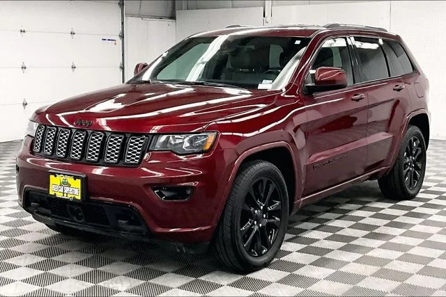 Used 2020 Velvet Red Pearlcoat Jeep Altitude image 12