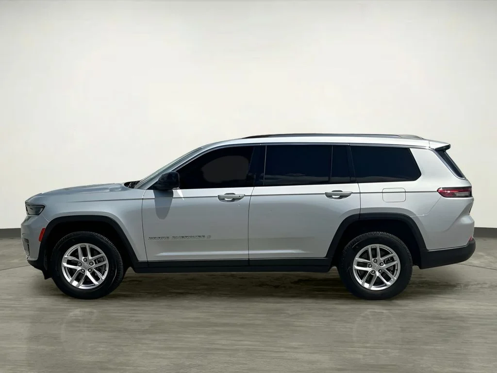 Used 2021 Silver Jeep Laredo image 3