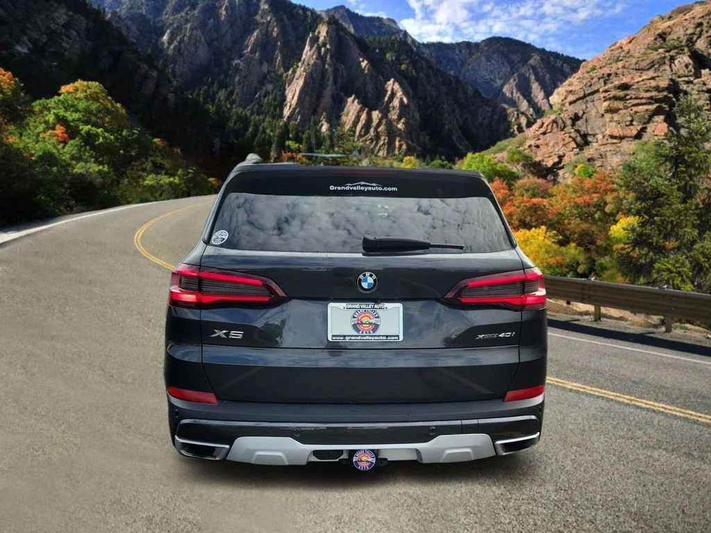 Used 2021 Gray BMW xDrive40i image 4
