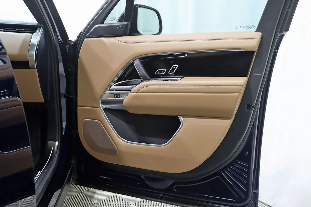 Used 2023  Land Rover SE image 35