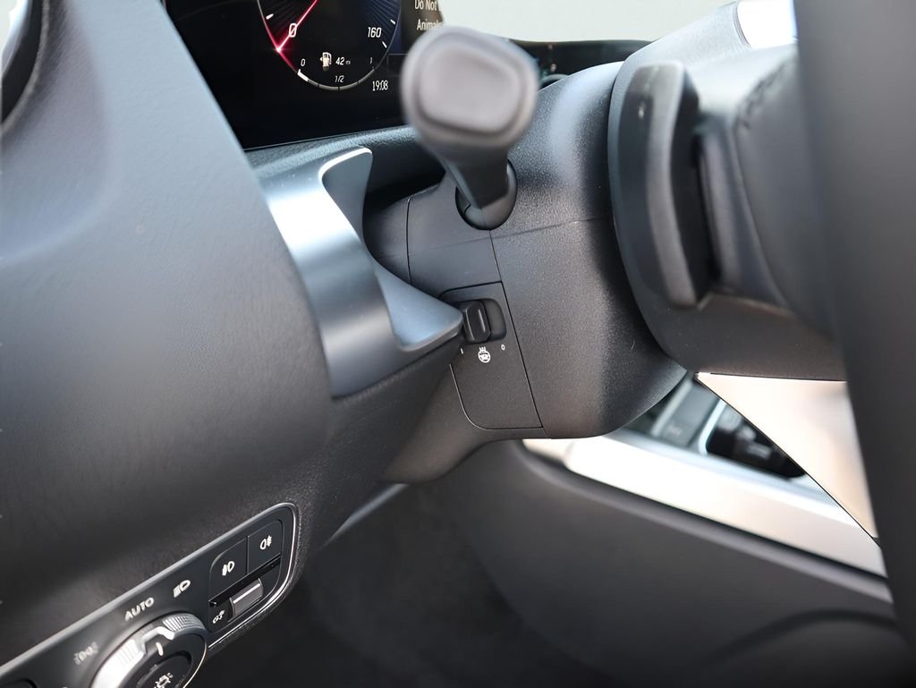 Certified Used 2026 Polar White Mercedes-Benz GLB 250 image 38