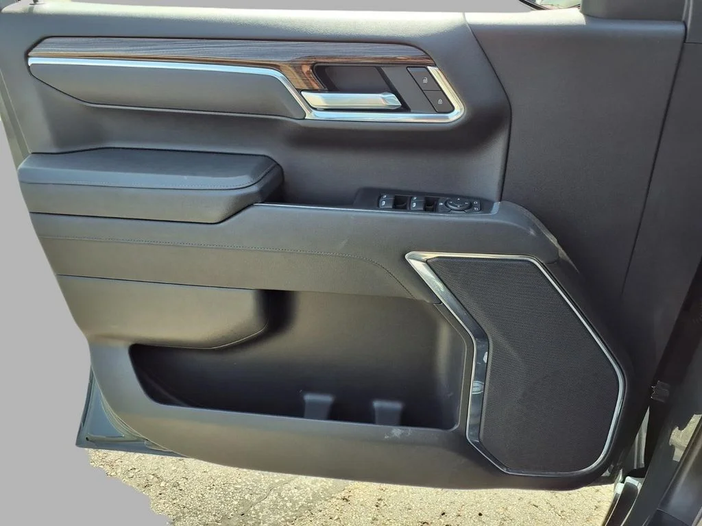 Used 2025 Gray Chevrolet LT image 17