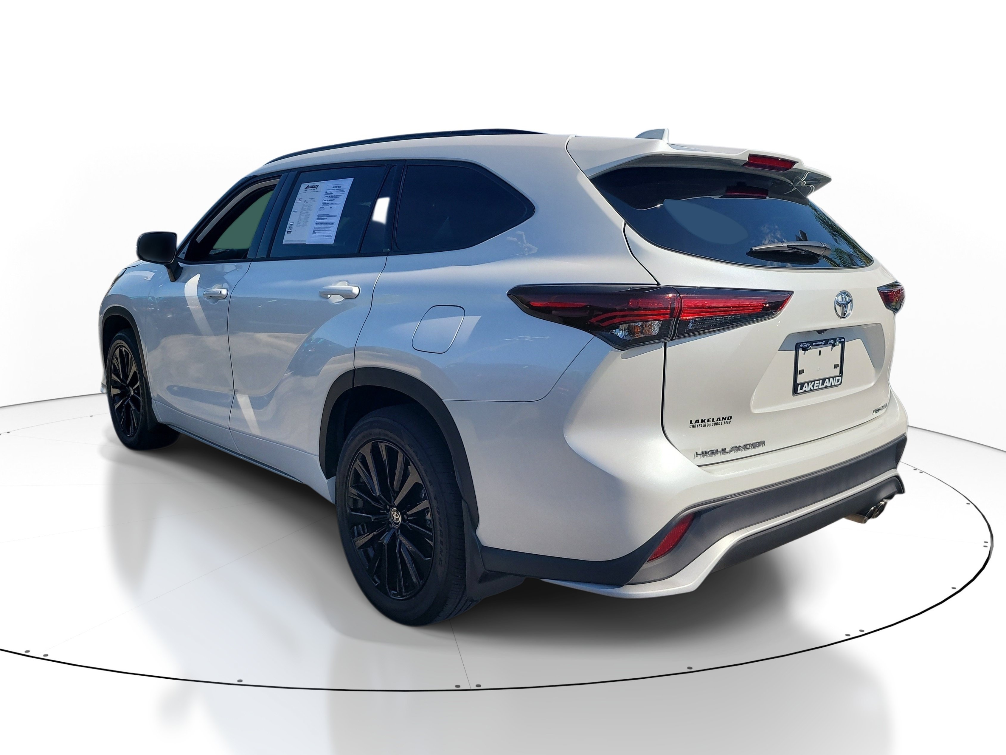 Used 2025  Toyota LE image 6