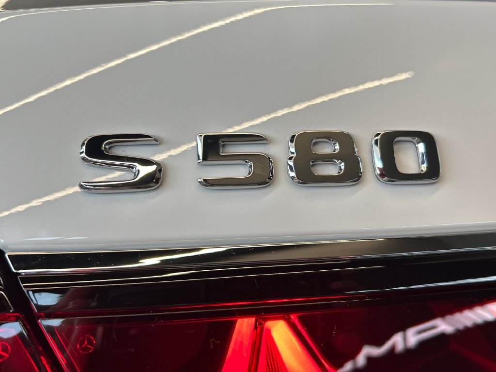 New 2027 MANUFAKTUR Moonlight White Metallic Mercedes-Benz S 580 image 24