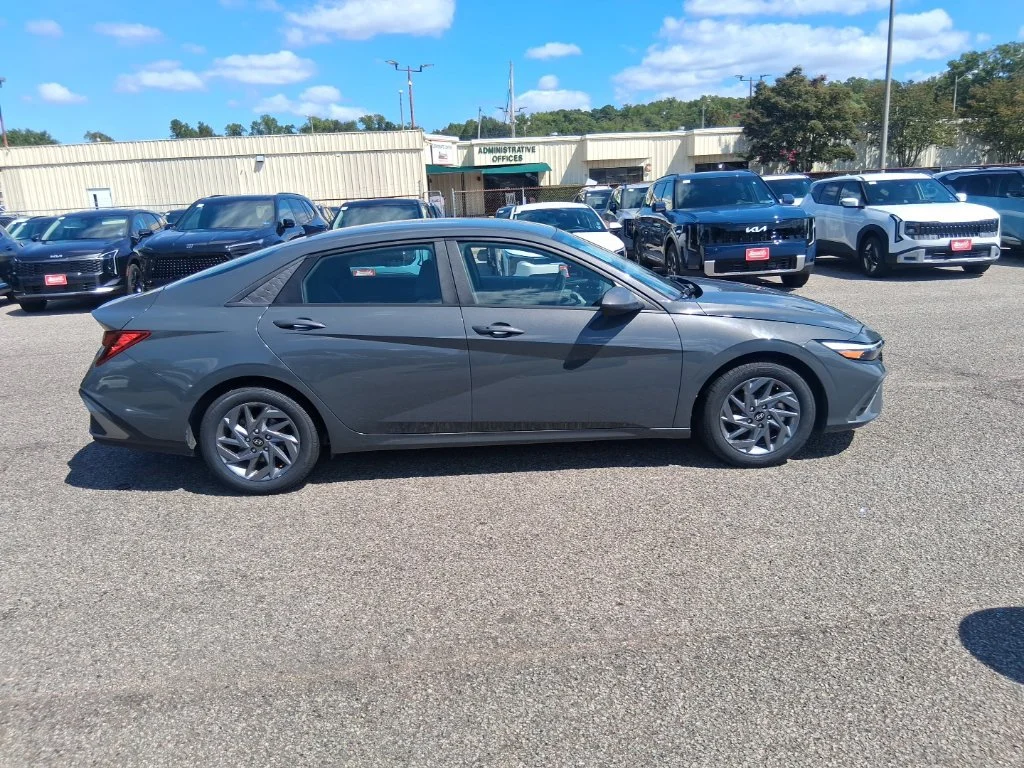 Used 2024 Gray Hyundai SEL image 4