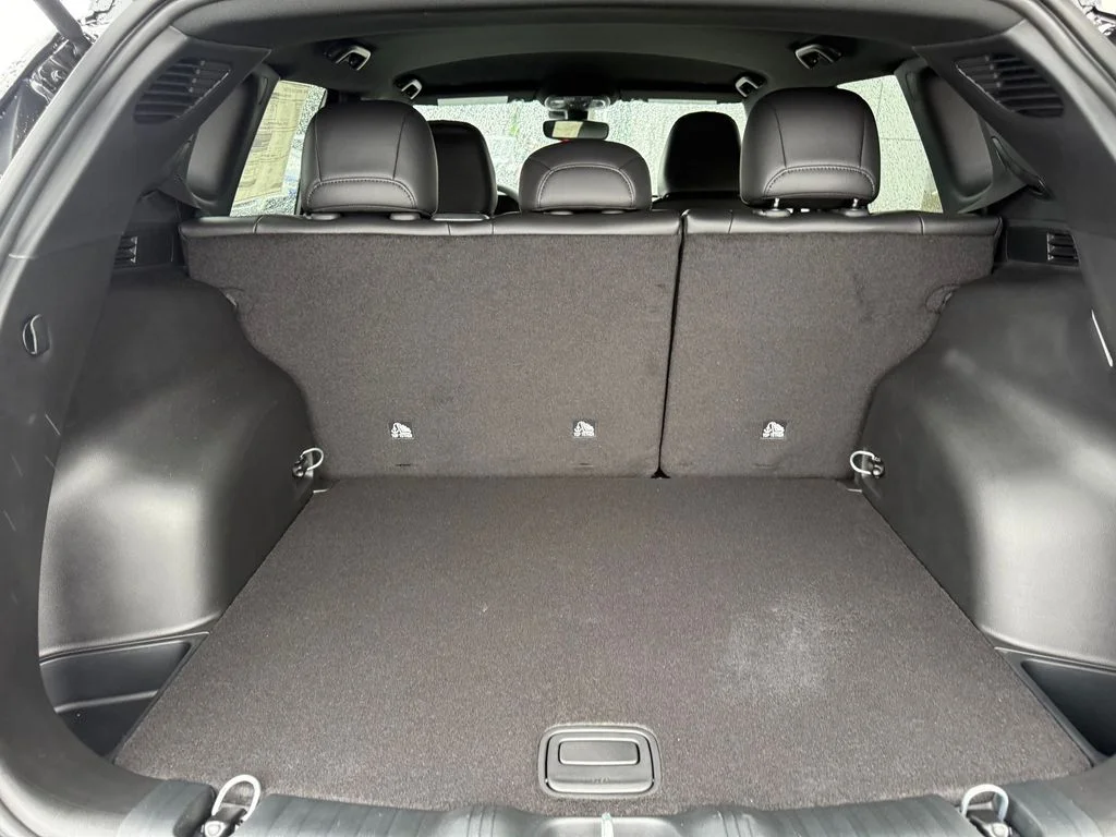New 2026 Diamond Black Crystal Pearl-Coat Exterior Paint Jeep Latitude image 23