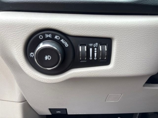 Used 2019 Crystal Metallic Chrysler Touring L Plus image 26