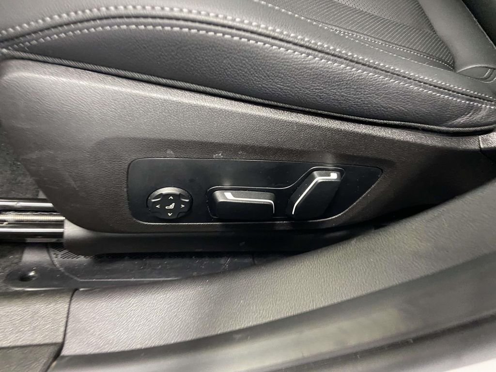 2025 BMW 3 Series 330i - Photo 18