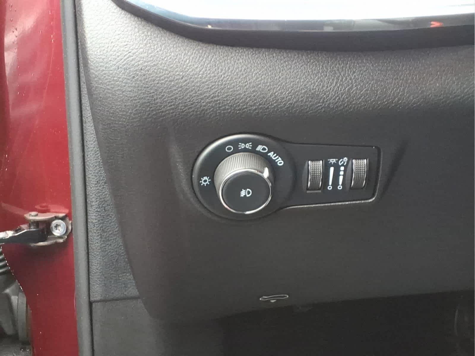 Used 2022 Velvet Red Pearlcoat Jeep Limited image 13