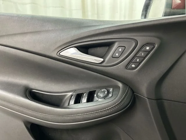 Used 2022 Red Buick Essence image 20
