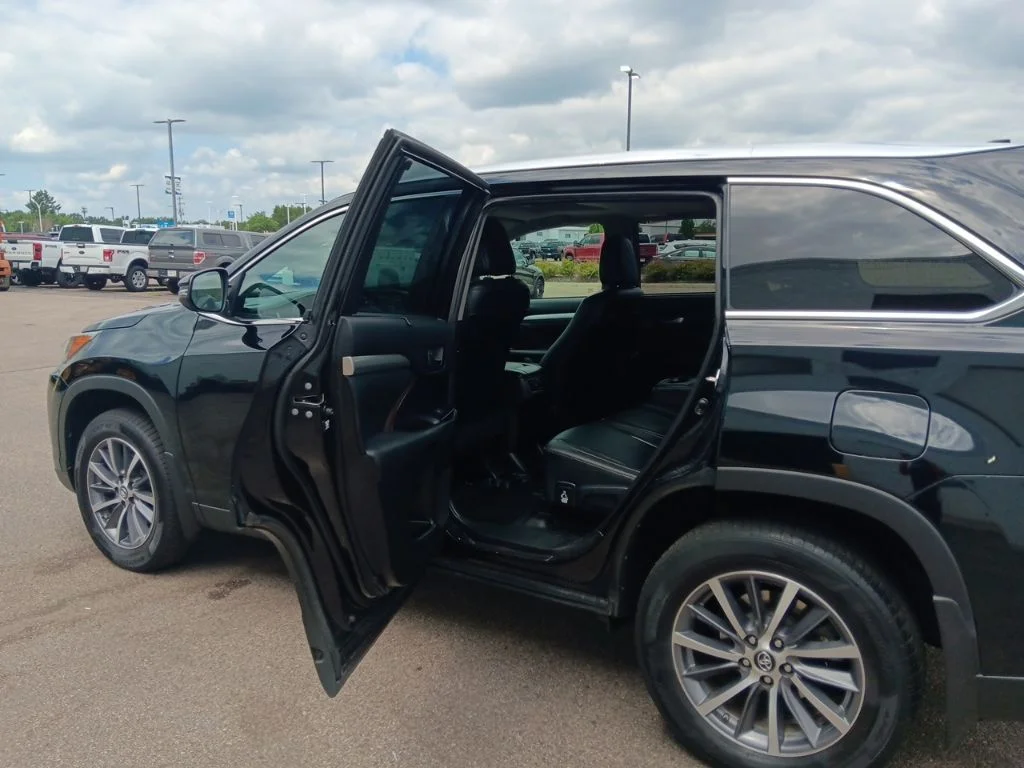 Used 2019 Midnight Black Metallic Toyota XLE image 31