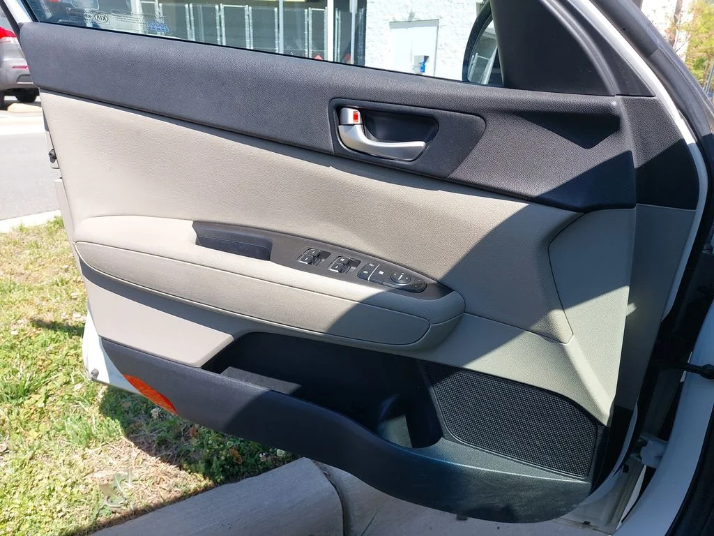 Used 2018 White Kia LX image 26