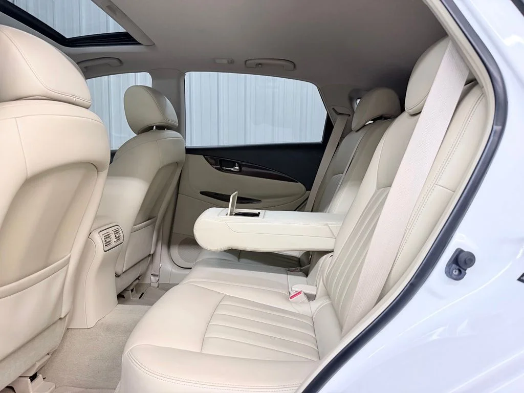 Used 2017 White INFINITI Base image 31