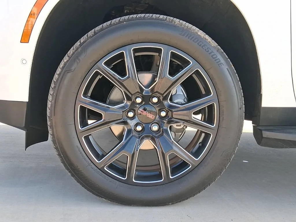 Used 2025 Summit White GMC Elevation image 26