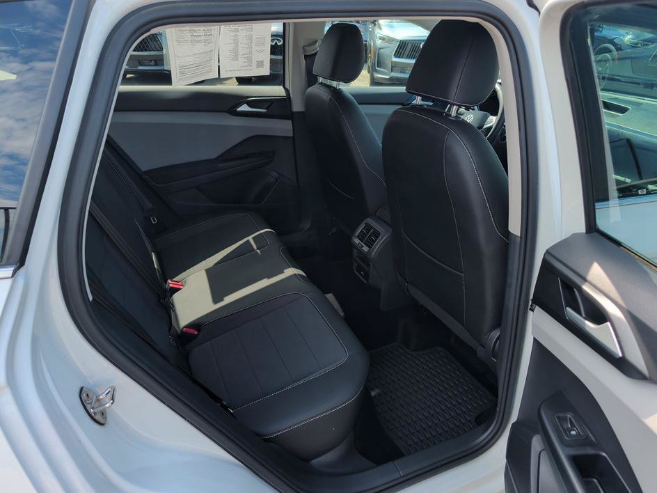 Used 2022 Pure White Volkswagen SE image 13