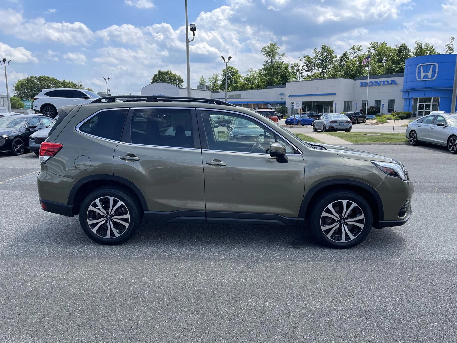 Used 2023 Autumn Green Metallic Subaru Limited image 24
