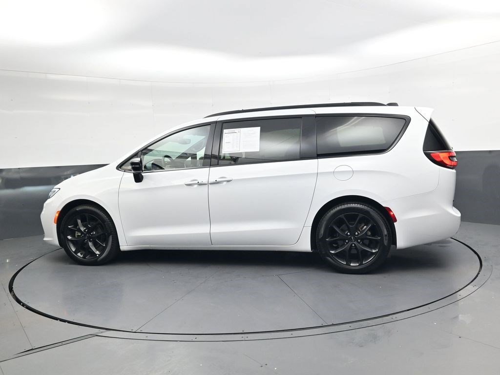 Used 2025 Bright White Clearcoat Chrysler Limited image 6